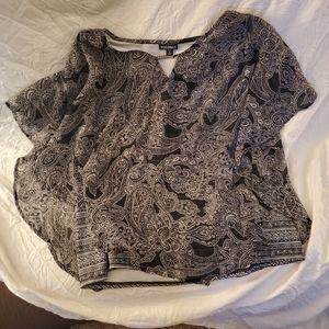 Roz & Ali  1x poncho over tank top black and white patterned